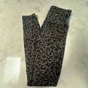 Athleta Elation Ultra High Rise Tight Leggings in Blk/Gry Leopard print. XS